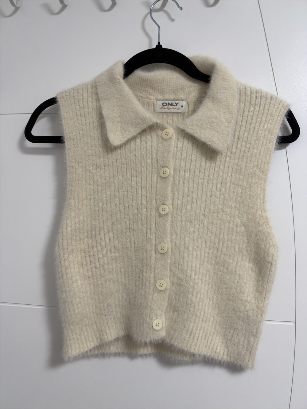 ONLY Cream Button-Front Sleeveless Collared Sweater Vest